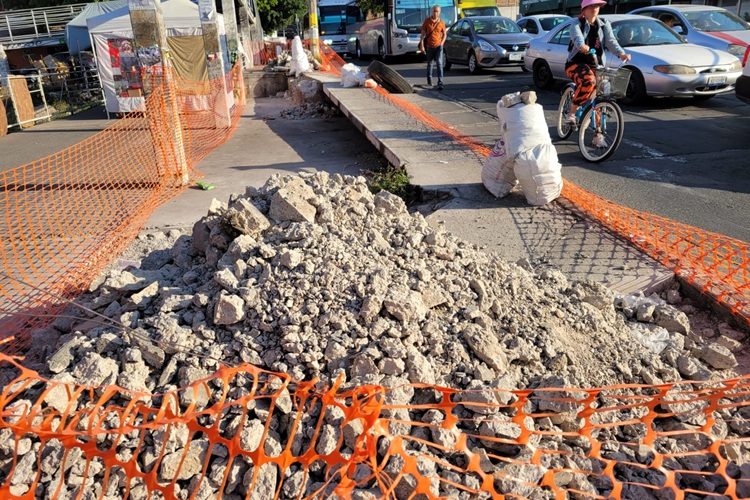 EN ZONA COMPLICADA. El agujero está entre las avenidas Los Ahuehuetes y Colón, en Guadalajara. (Foto: Michelle Vázquez) 